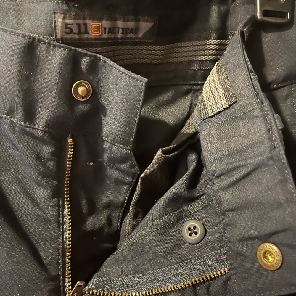 Gently used Women’s 5.11 Tactical EMS pants. Excellent condition.  Navy. size 6L - Picture 8 of 11